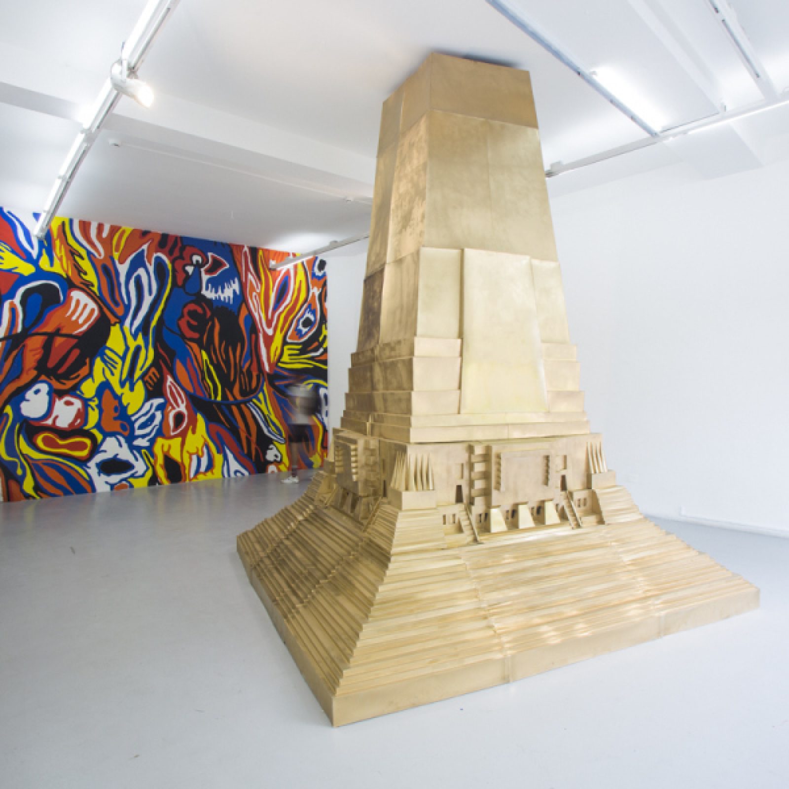 Vista de la exposición "El faro del progreso", de Pilar Quinteros, en la Galería Gabriela Mistral, Santiago de Chile, 2017. Foto: Rodrigo Maulen