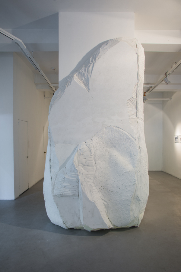 Vista de la exposición "El faro del progreso", de Pilar Quinteros, en la Galería Gabriela Mistral, Santiago de Chile, 2017. Foto: Rodrigo Maulen