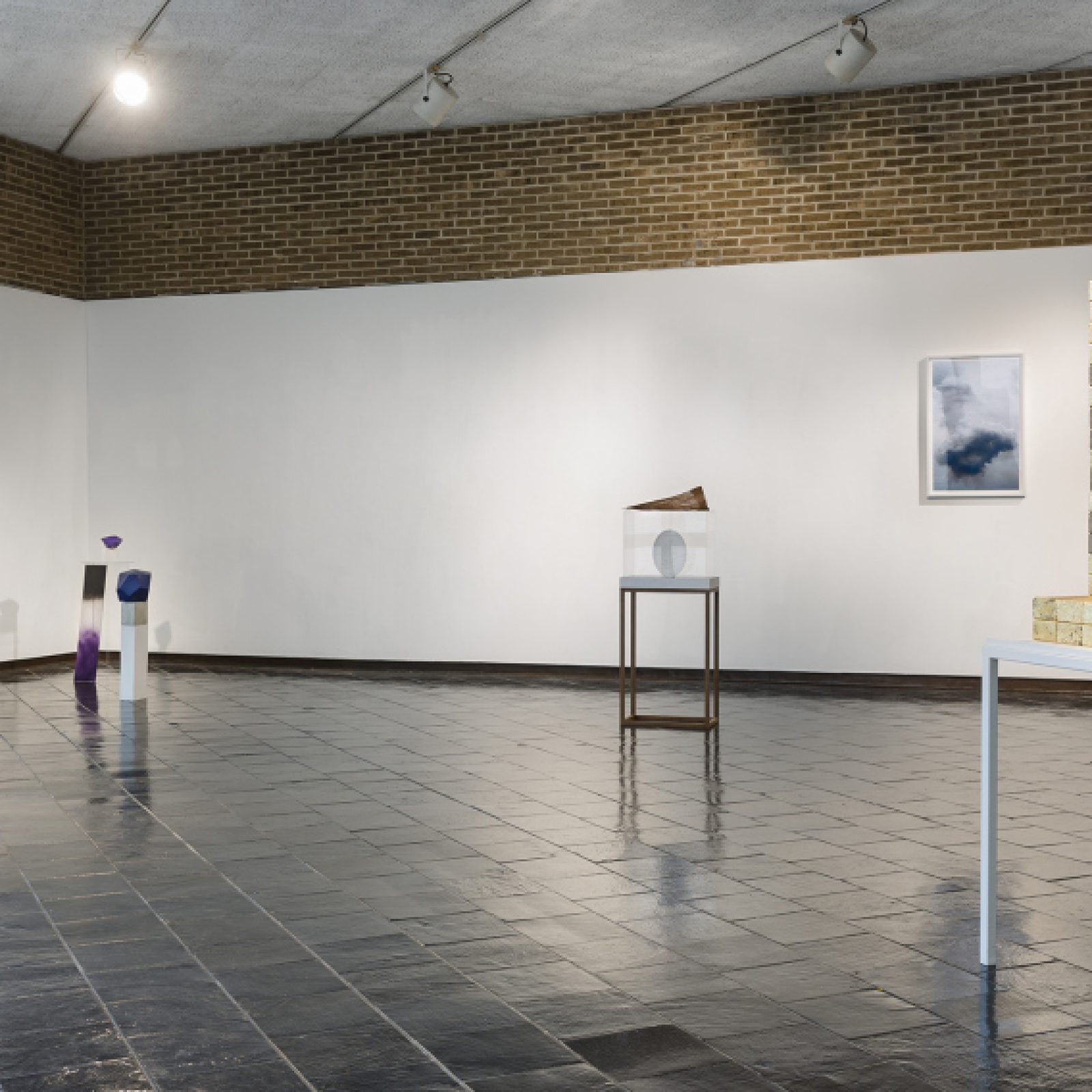 Esperanza Mayobre, I cannot connect nostalgia with the current reality. Vista de la exposición en la galería del Westchester Community College, Nueva York, 2017. Cortesía de la artista