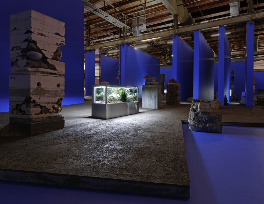Vista de la exposición "Adrián Villar Rojas: The Theater of Disappearance", 2017, en The Geffen Contemporary, MOCA. Cortesía del artista y and kurimanzutto, Ciudad de México. Foto: Michel Zabe