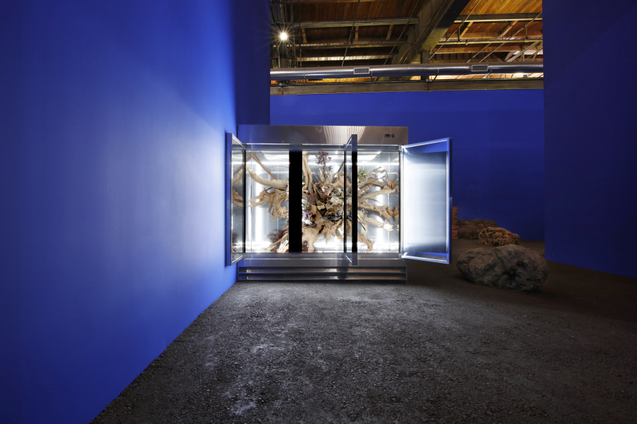 Vista de la exposición "Adrián Villar Rojas: The Theater of Disappearance", 2017, en The Geffen Contemporary, MOCA. Cortesía del artista y and kurimanzutto, Ciudad de México. Foto: Michel Zabe