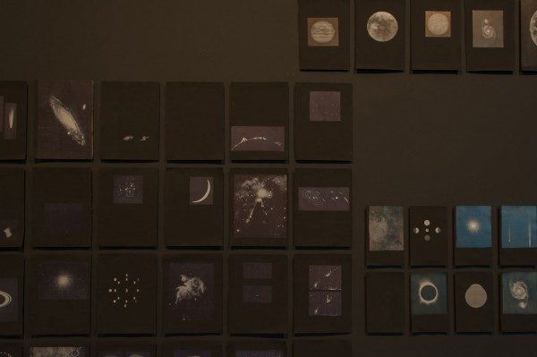 Rodrigo Arteaga, Astrografías, 2014, páginas de libros intervenidos con témpera negra, medidas variables. Foto: Bruno Giliberto