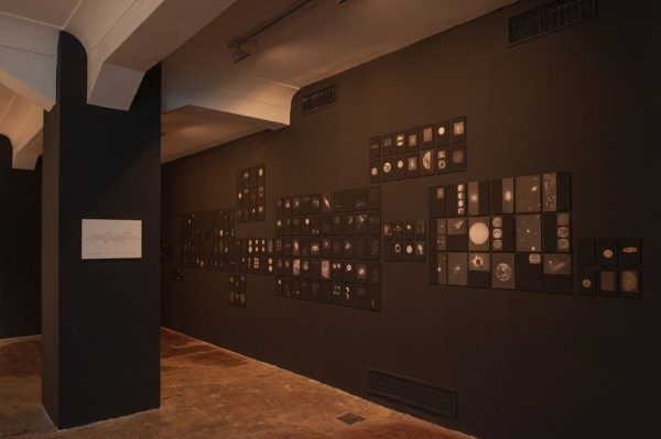 Vista de la exposición Sobre Estrellas y Raíces, de Rodrigo Arteaga, en Galería AFA, Santiago de Chile, 2014. Foto: Bruno Giliberto