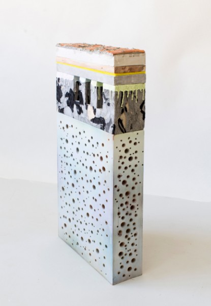 Juan Pablo Garza, NM Vertical #2, 2013, Mdf, foam, oxite, cemento, yeso, madera y arcilla, 60,5 x 30 x 19 cm. Cortesía del artista