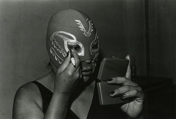 Lourdes Grobet, La doble lucha III, México, 1981-82. Colección Leticia y Stanislas Poniatowski © Lourdes Grobet