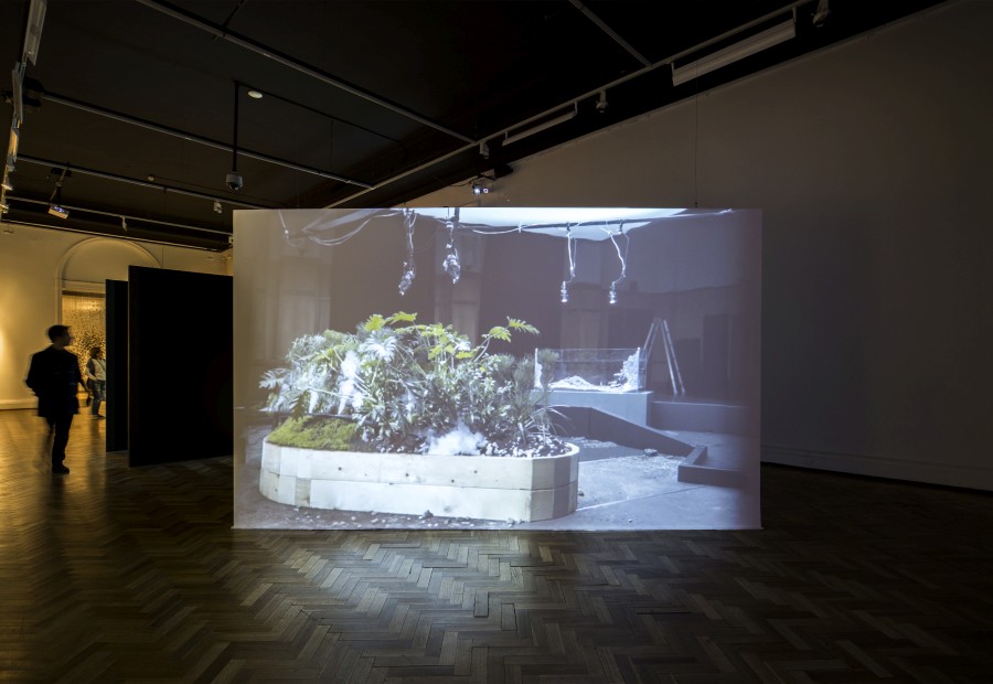 Maya Watanabe, Earthquakes, 2017, video dos canales, 9 minutos. Vista de la obra en la 13° Bienal de Artes Mediales, Museo Nacional de Bellas Artes, Santiago de Chile. Foto: Benjamín Matte Maya Watanabe, Earthquakes, 2017, video dos canales, 9 minutos. Vista de la obra en la 13° Bienal de Artes Mediales, Museo Nacional de Bellas Artes, Santiago de Chile. Foto: Benjamín Matte