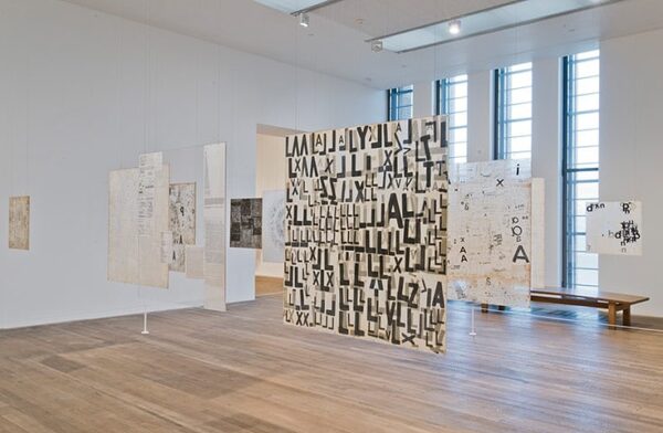Vista de la instalación Graphic Objects, 1967–2014. Transferencias de dibujo sobre papel japonés entre láminas de acrílico transparente. Cortesía: Tate