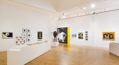 Vista de la exposición "Axis Mundo: Queer Networks in Chicano L.A.", en el MOCA, Los Ángeles, 2017. Cortesía: The Museum of Contemporary Art, Los Angeles. Foto: Zak Kelley