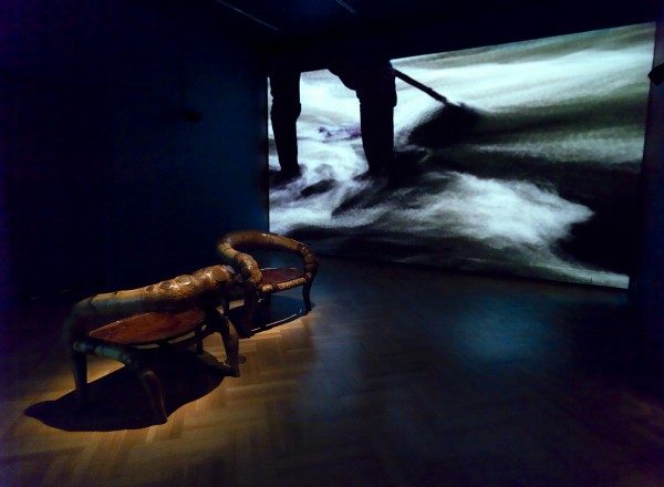 Vista de la exposición Waterweavers con el trabajo de Marcelo Villegas (primer plano) y Clemencia Echeverri (al fondo). Foto: Bruce White