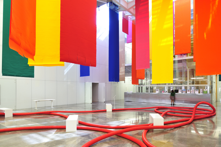 Vista de la exposición de Sheila Hicks en el Museo Amparo, Puebla, México, 2017. Foto cortesía del museo