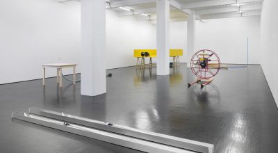 Vista de la exposición Neue Skulpturen, de Roman Signer, en Galerie Barbara Weiss, Berlín, Cortesía de la galería