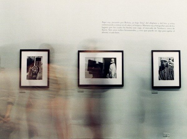 Vista de la exposición Sergio Larrain. Retrospectiva, en el MNBA, Santiago, 2014. Foto: Jorge Losse