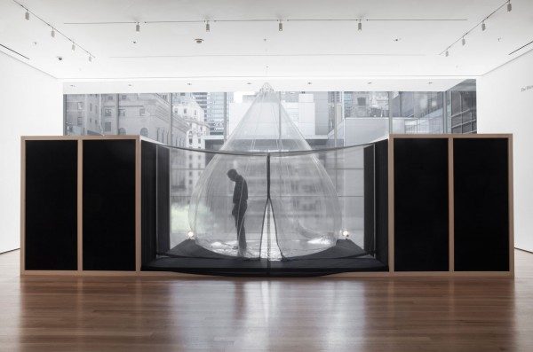 Vista de la instalación La casa es el Cuerpo (1968), parte de la exposición Lygia Clark: The Abandonment of Art, 1948-1988, MoMA, 2014. Foto: Thomas Griesel © 2014 MoMA