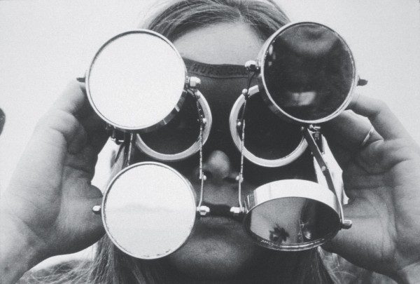 Lygia Clark, Óculos, 1968, caucho industrial, metal, vidrio, 29 x 18 x 7,5 cm. © Cortesía: Asociación Cultural El Mundo de Lygia Clark. Foto: © 2014 Eduardo Clark