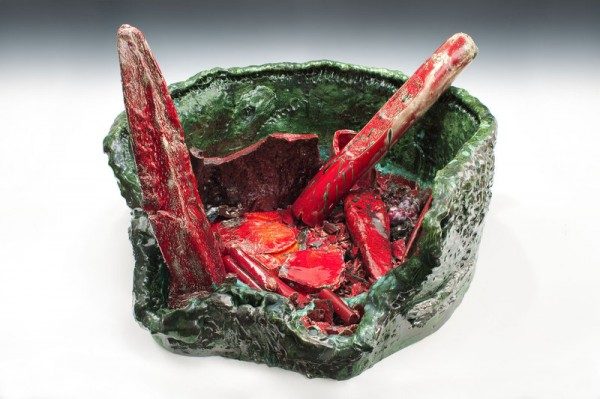 Sterling Ruby, Basin Theology/Butterfly Wreck, 2013, cerámica, 71.4 x 100 x 104.1 cm. Copyright Sterling Ruby. Foto: Robert Wedemeyer