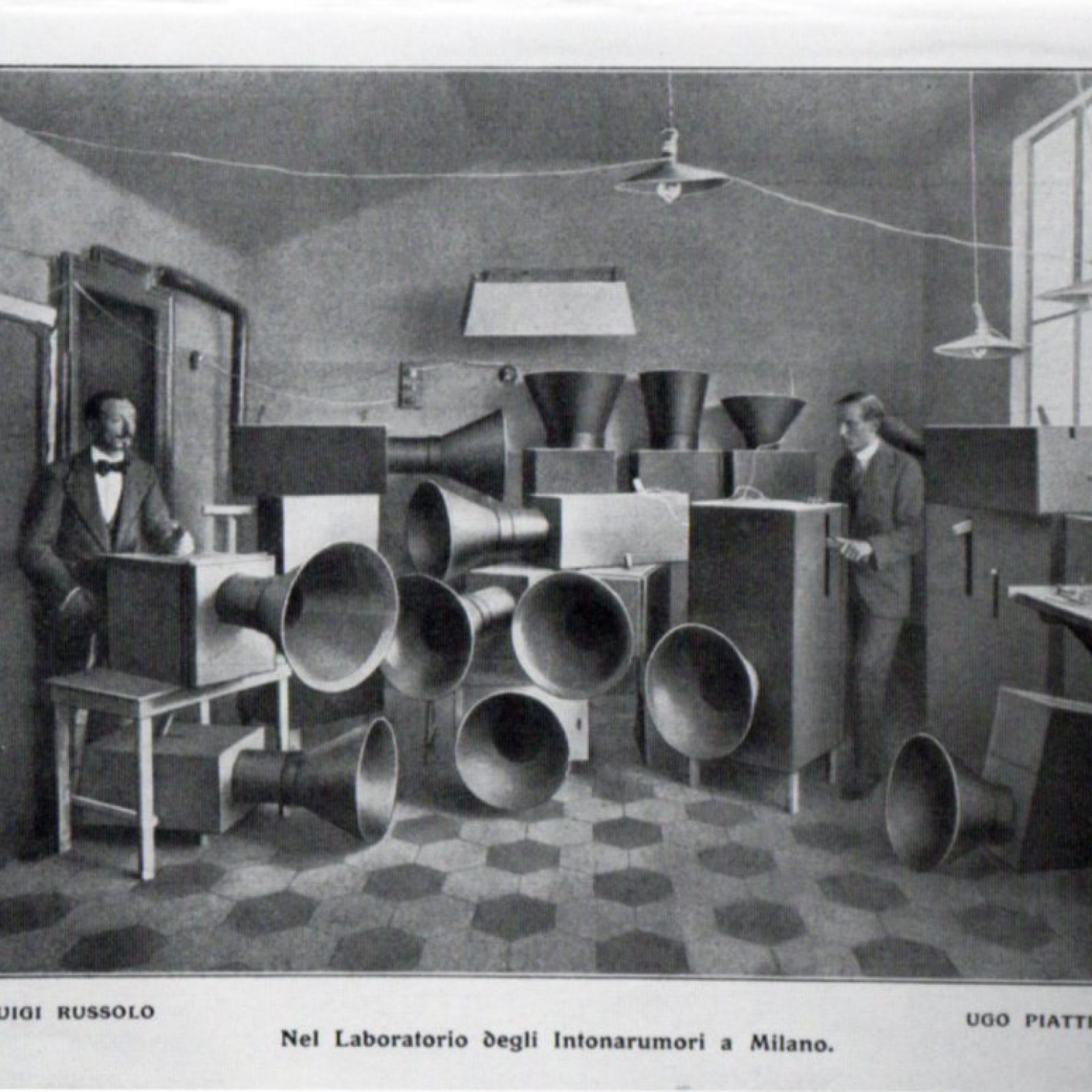 Intonarumori, una máquina de producir ruidos construida por el Futurista italiano Luigi Russolo en 1914