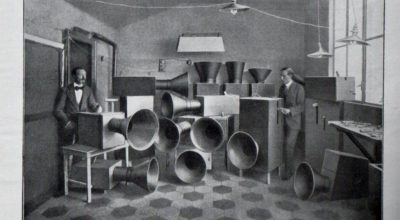 Intonarumori, una máquina de producir ruidos construida por el Futurista italiano Luigi Russolo en 1914