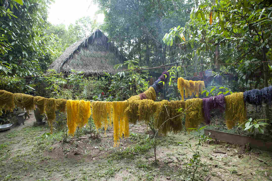 Susana Mejía, Fibras de fique teñidas secándose en el Amazonas. Proceso para la obra Color Amazonia, 2006-2013. Cortesía de la artista