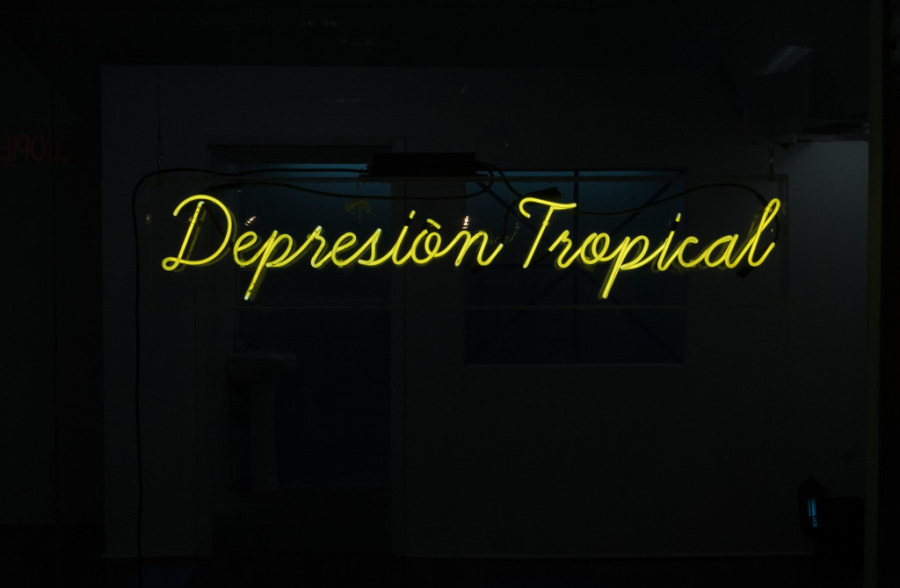 Depresión Tropical, de Yiyo Tirado. Vista de la exposición "Caribbean Blues", Miami, 2017. Cortesía del artista y Km 0.2, Puerto Rico.