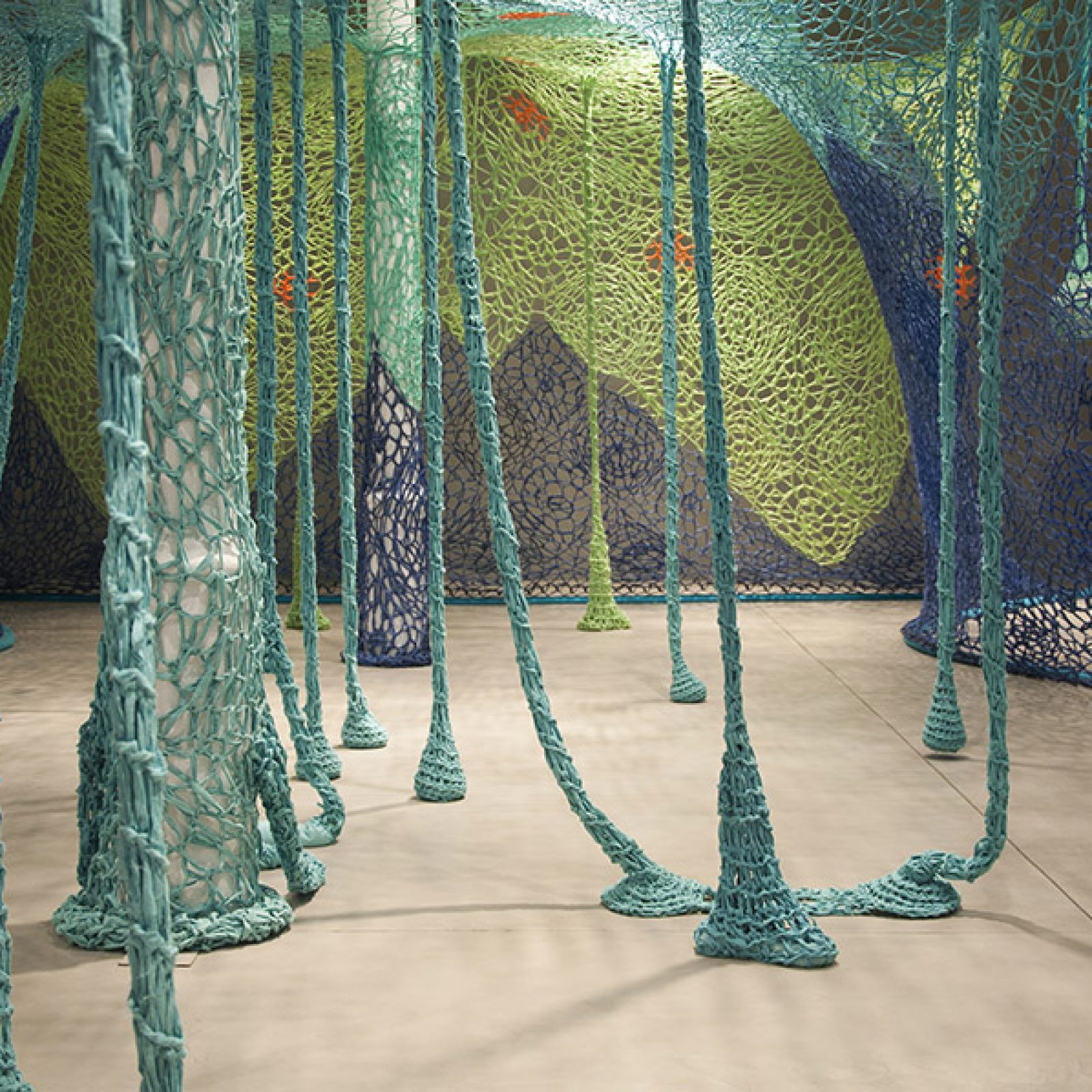 Vista de la muestra Um dia todos fomos peixes de Ernesto Neto en Blueproject Foundation, Barcelona. Foto: cortesía de la fundación.