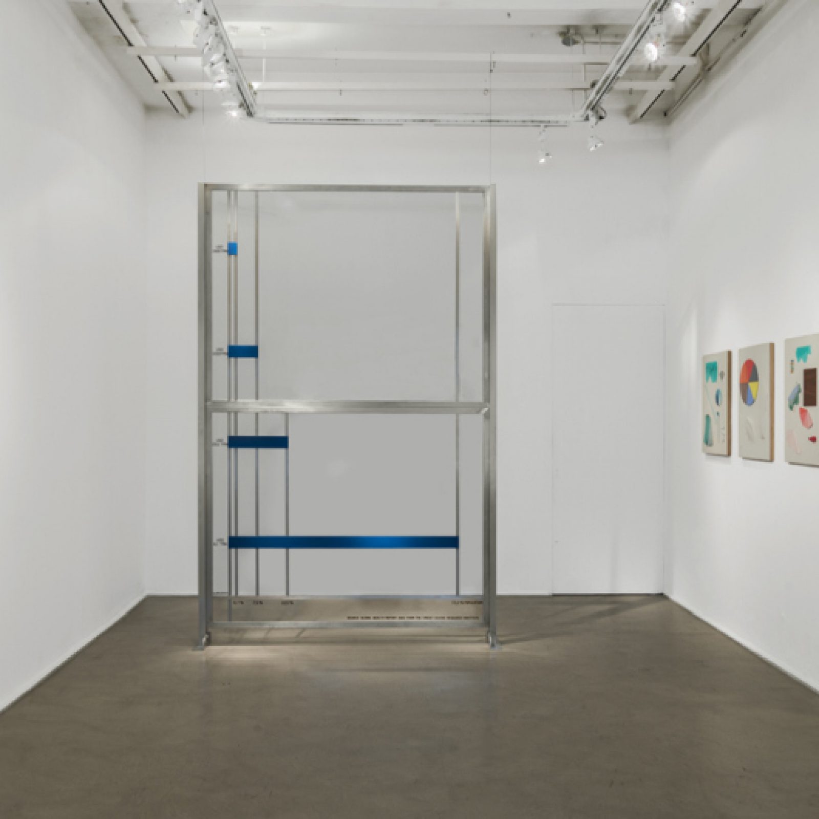 Vista de la muestra Una teoría visual de la distribución de Alicia Herrero en Galería Henrique Faría, Buenos Aires. Foto: cortesía de la galería.