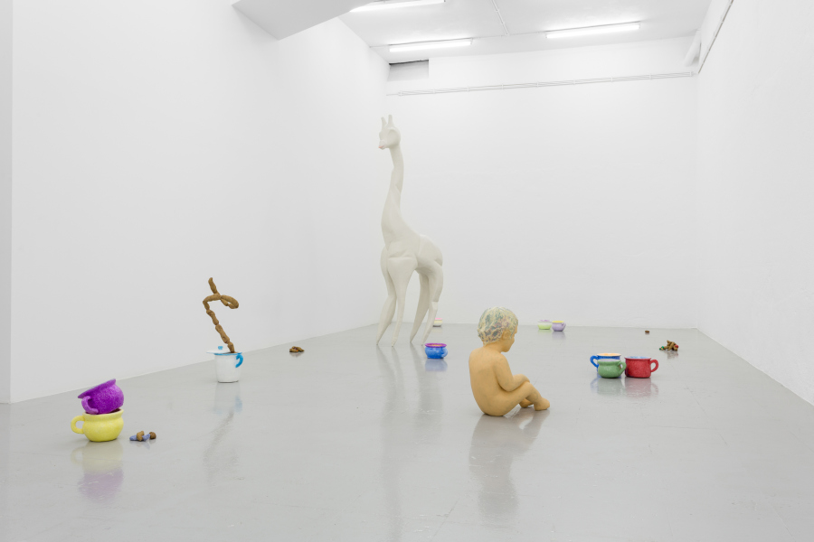 Naufus Ramírez-Figueroa, “Shit-Baby and the Crumpled Giraffe”, 2017, poliestireno expandido tallado, resina epoxi, fibra de vidrio, pigmentos minerales. Vista de la exposición en Kunsthalle Lissabon, Lisboa. Foto: Bruno Lopes