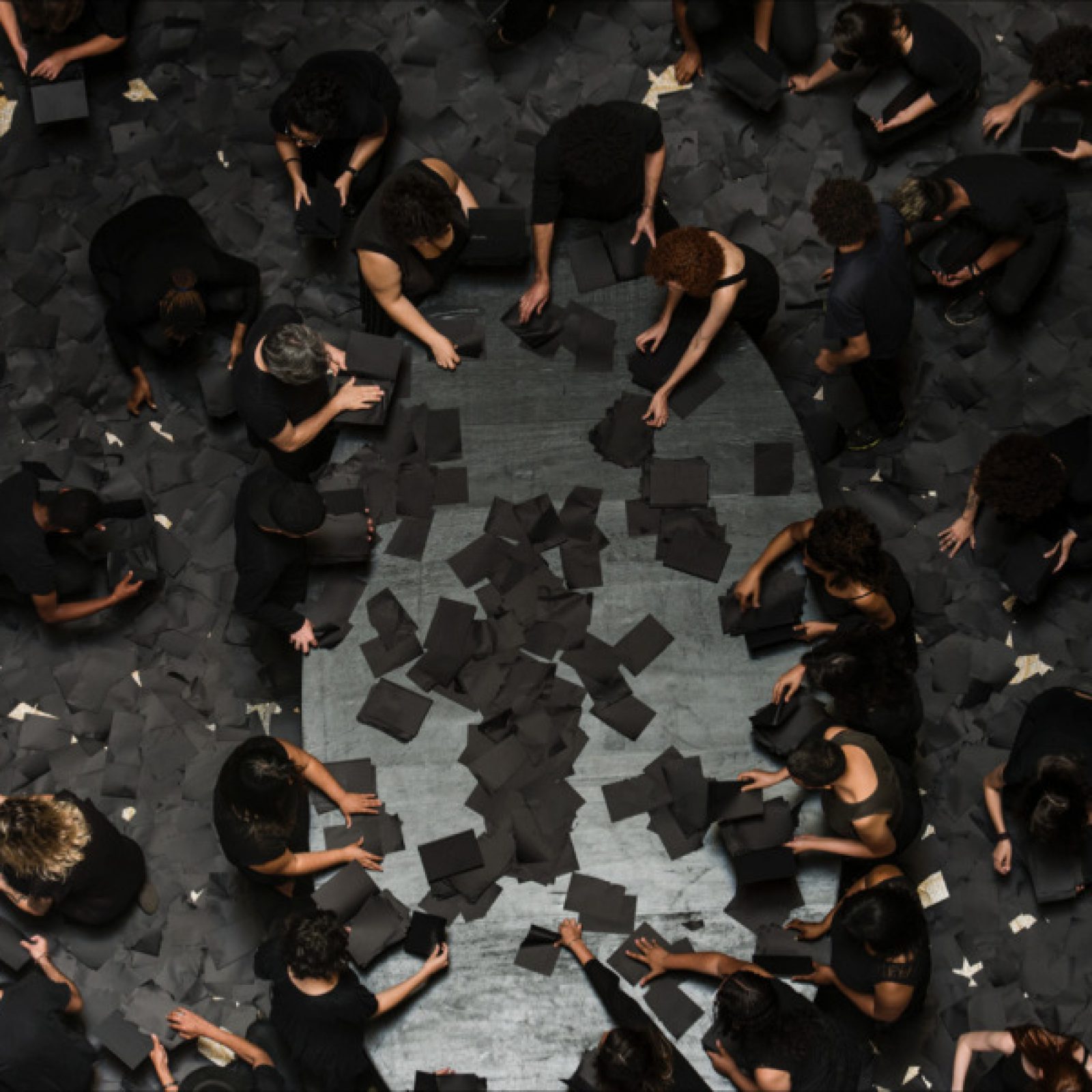 Héctor Zamora, Ruptura, 2016. Acción site specific con 150 personas, 150 libros negros con 100 páginas negras cada uno. Vista de la acción en el CCBB, São Paulo, Brasil. Cortesía del artista y Nonlinear Dynamics