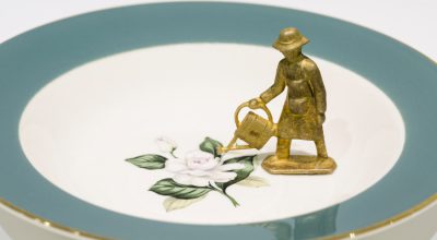 Liliana Porter, El jardinero, 2015, plato de porcelana y figurín de bronce, pieza única. En la exposición "Other Situations", SCAD Museum of Art, Savannah, Georgia (EEUU), 2017. Foto: Dylan Wilson