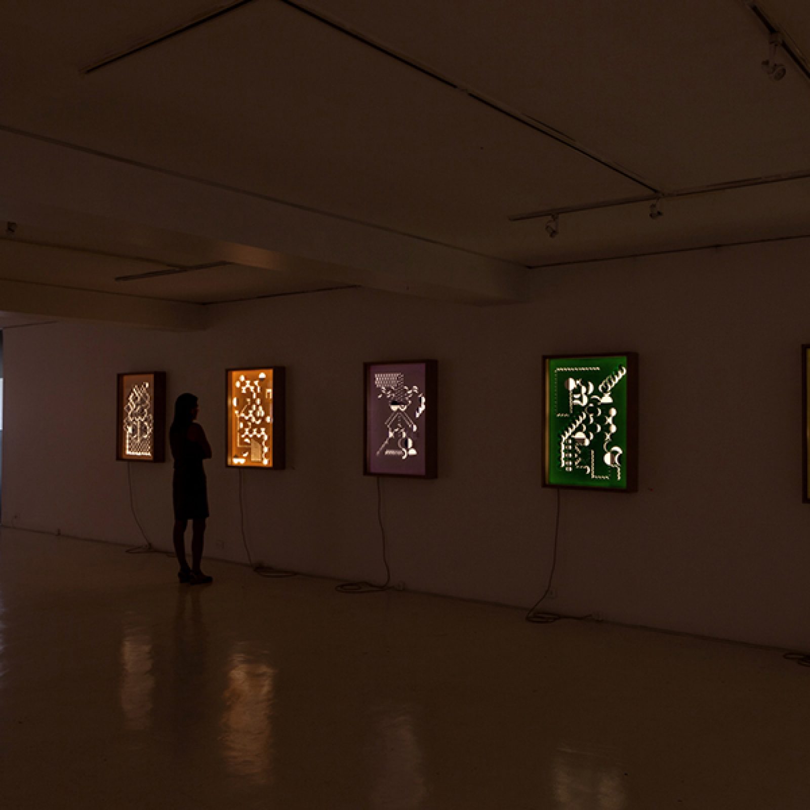 Vista de la muestra Dibujos de Luz de Benjamín Ossa en Galería Artespacio, Santiago de Chile. Foto: Sebastián Mejía, cortesía del artista.