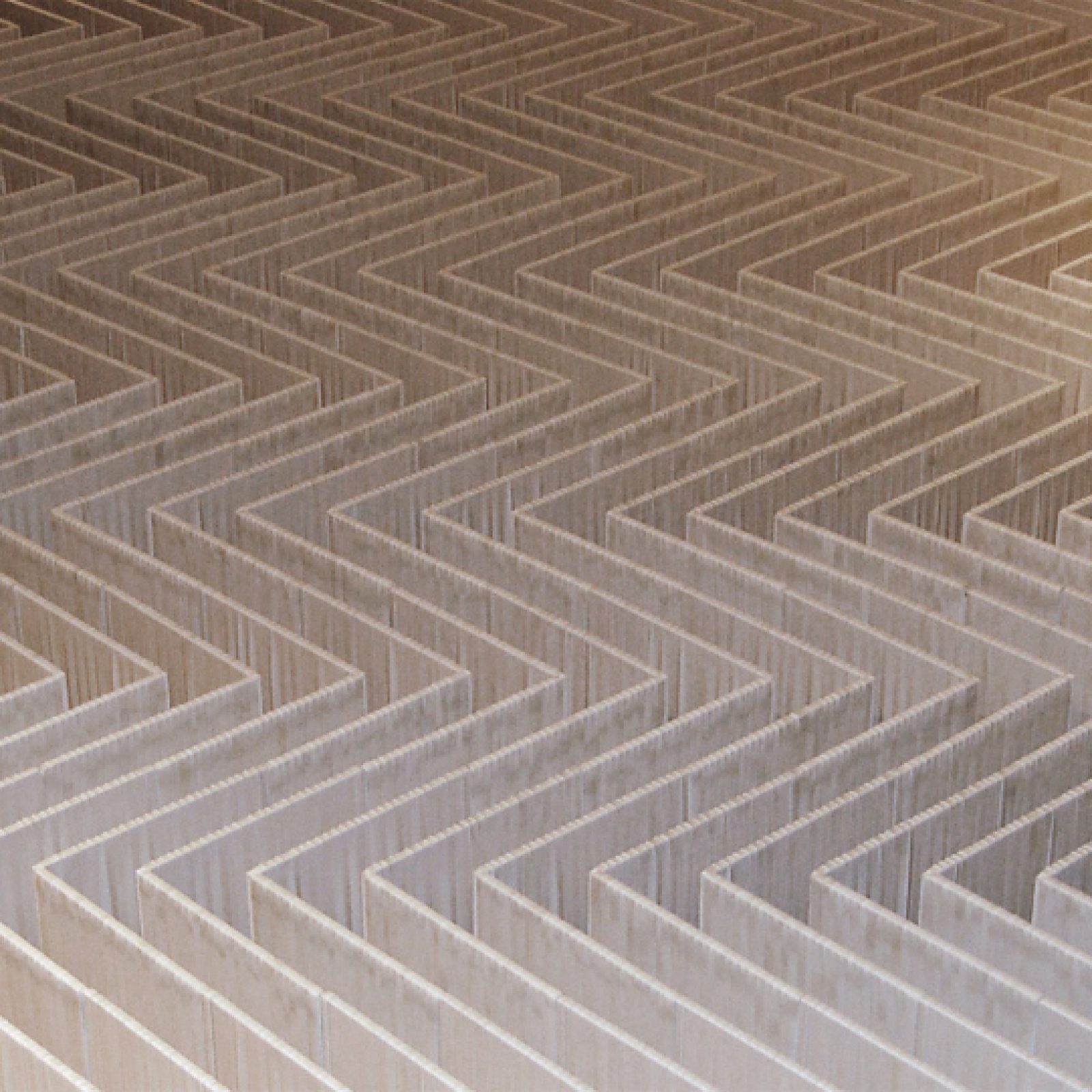 Bernardita Bertelsen, Volumetría Lineal, 2009. 400 módulos de madera cubiertos con elástico blanco. 350 x 250 x 20 cm. Sala de exhibición Universidad Finis Terrae, Santiago, Chile. Cortesía de la artista