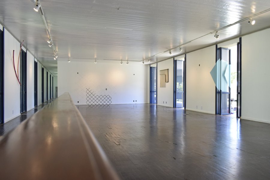 Vista de la exposición "Detrito Federal", de Esvin Alarcón Lam, en Casa Niemeyer, Brasilia, 2017. Foto cortesía del artista