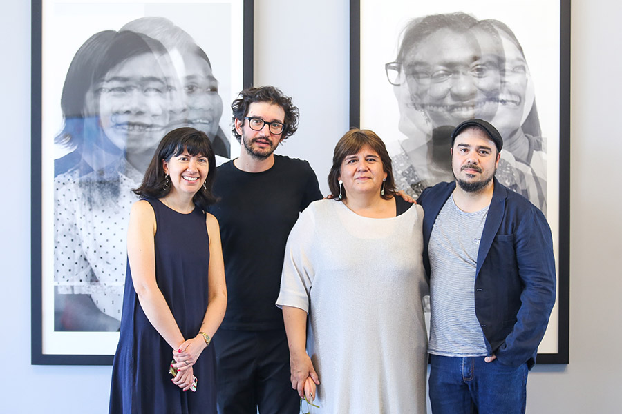 De izquierda a derecha: Beatriz Salinas, directora del Centro Nacional de Arte Contemporáneo Cerrillos junto a Enrique Ramírez, la curadora Luz Muñoz y Máximo Corvalán-Pincheira. Foto: cortesía de los artistas.