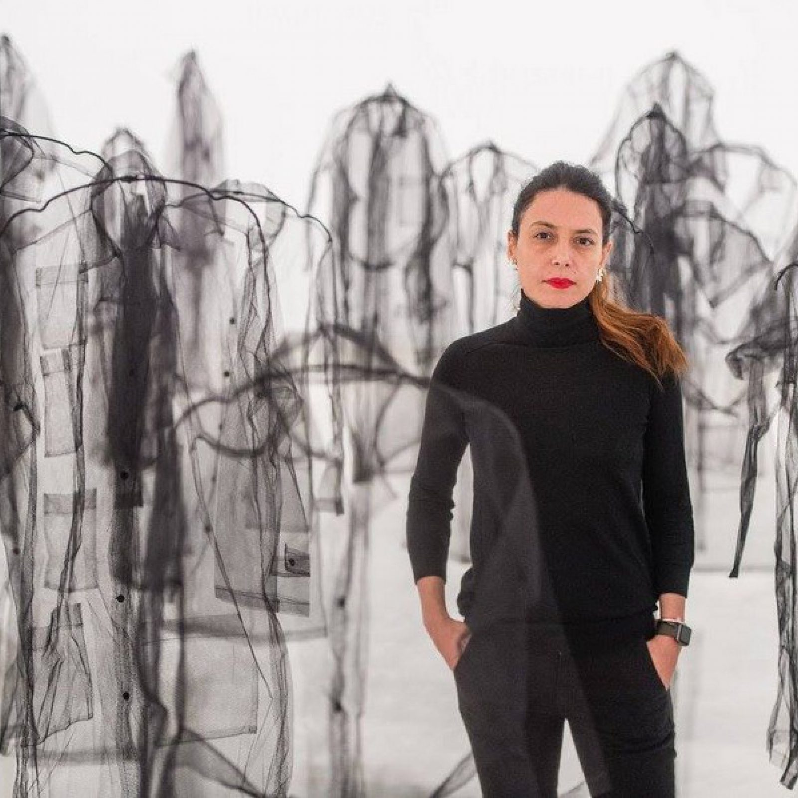 La artista Claudia Casarino en su muestra Iluminando la ausencia, en el Centro Atlántico de Arte Moderno de Gran Canaria, España. Foto: cortesía CAAM.