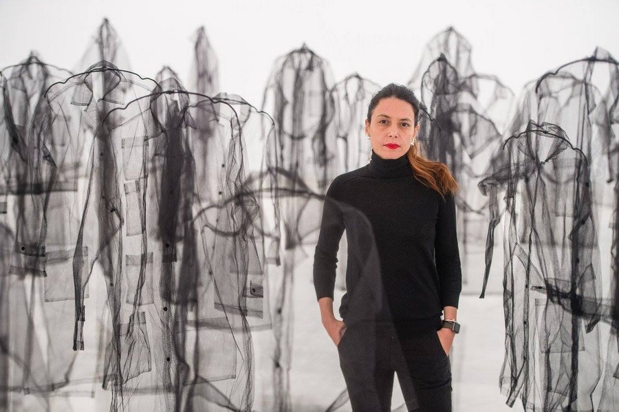 La artista Claudia Casarino en su muestra Iluminando la ausencia, en el Centro Atlántico de Arte Moderno de Gran Canaria, España. Foto: cortesía CAAM.