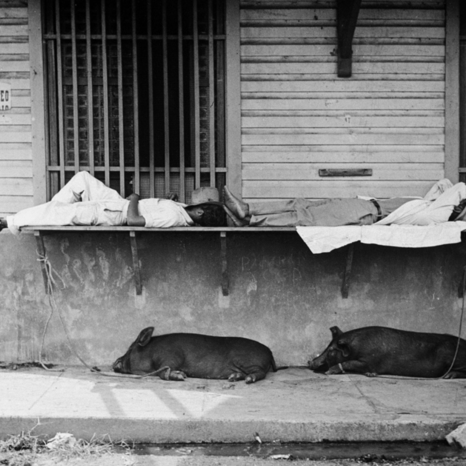 Pierre Verger, de la serie Dorminhocos. Pasay, Filipinas, 1937-1938. Foto cortesía de CAIXA Cultural Río de Janeiro