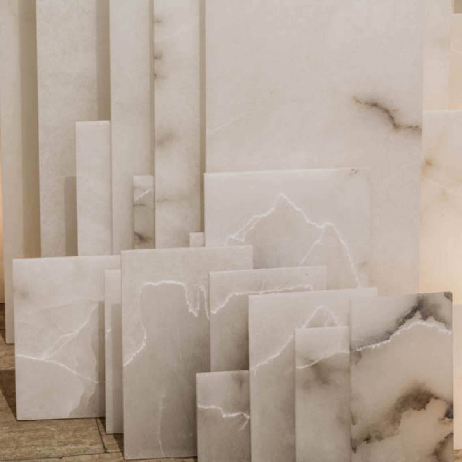 Elizabet Cerviño, Altar, 2018, 108 placas de alabastro grabadas, 80 x 105 x 120 cm. Vista de la exposición en Galleria Continua San Gimignano, Italia. Foto: Ela Bialkowska