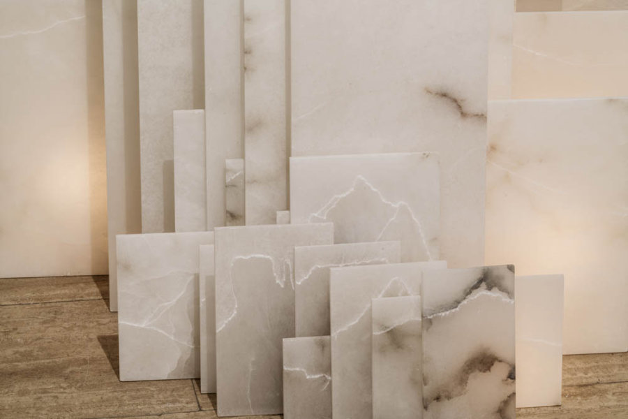 Elizabet Cerviño, Altar, 2018, 108 placas de alabastro grabadas, 80 x 105 x 120 cm. Vista de la exposición en Galleria Continua San Gimignano, Italia. Foto: Ela Bialkowska