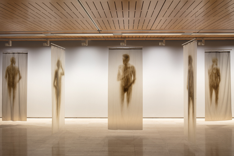 Oscar Muñoz, "Cortinas de baño", 1992, en la exposición "Oscar Muñoz: des/materializaciones", en la Fundació Sorigué, España, 2018. Cortesía: Fundació Sorigué