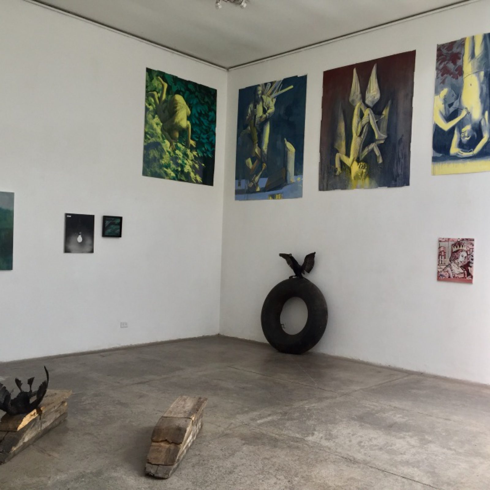 Vista de la exposición "La Caverna", en Galería XS, Santiago de Chile, 2018. Cortesía de la galería