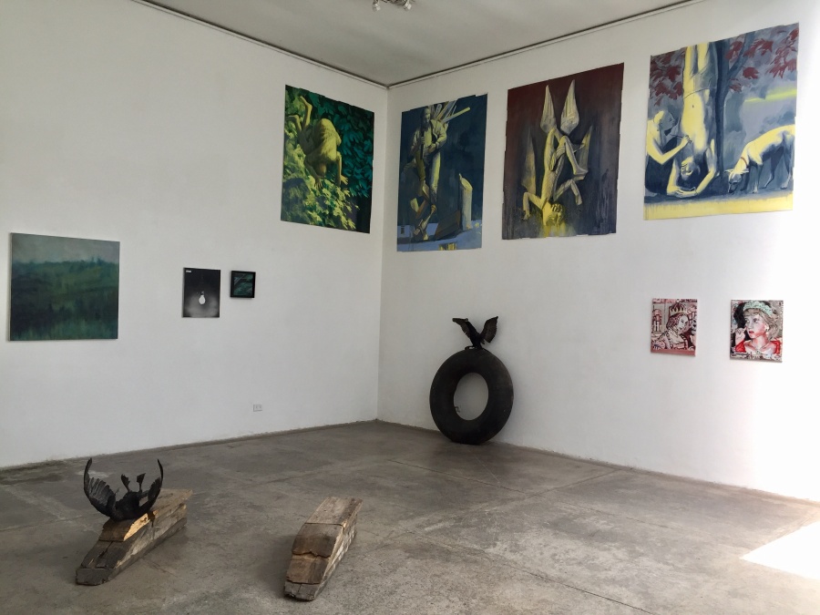Vista de la exposición "La Caverna", en Galería XS, Santiago de Chile, 2018. Cortesía de la galería