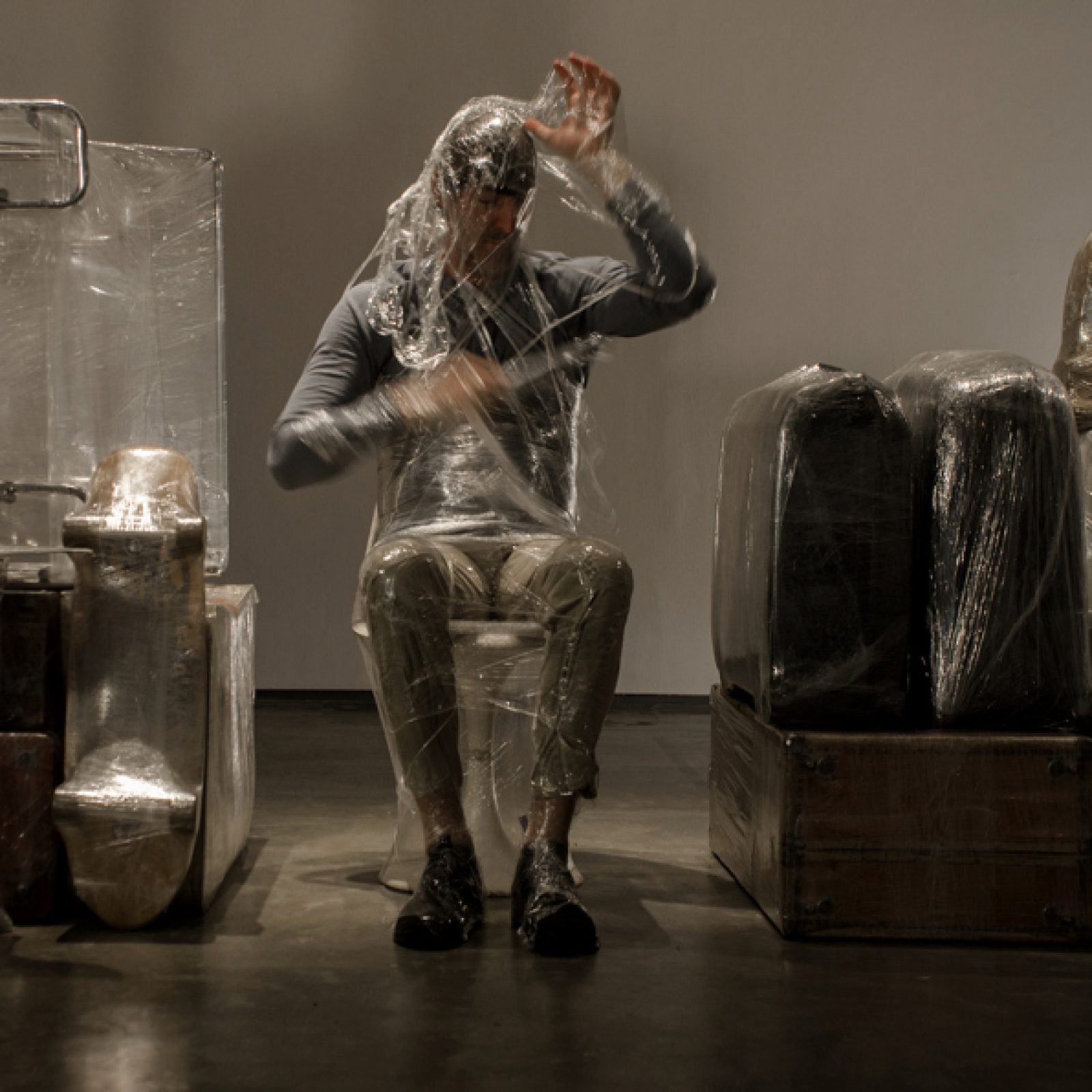 Crisálida, instalación/performance de Pepe López, 2017. Vista de la exposición "Escape Room" en Espacio Monitor, Caracas. Foto: Julio Osorio
