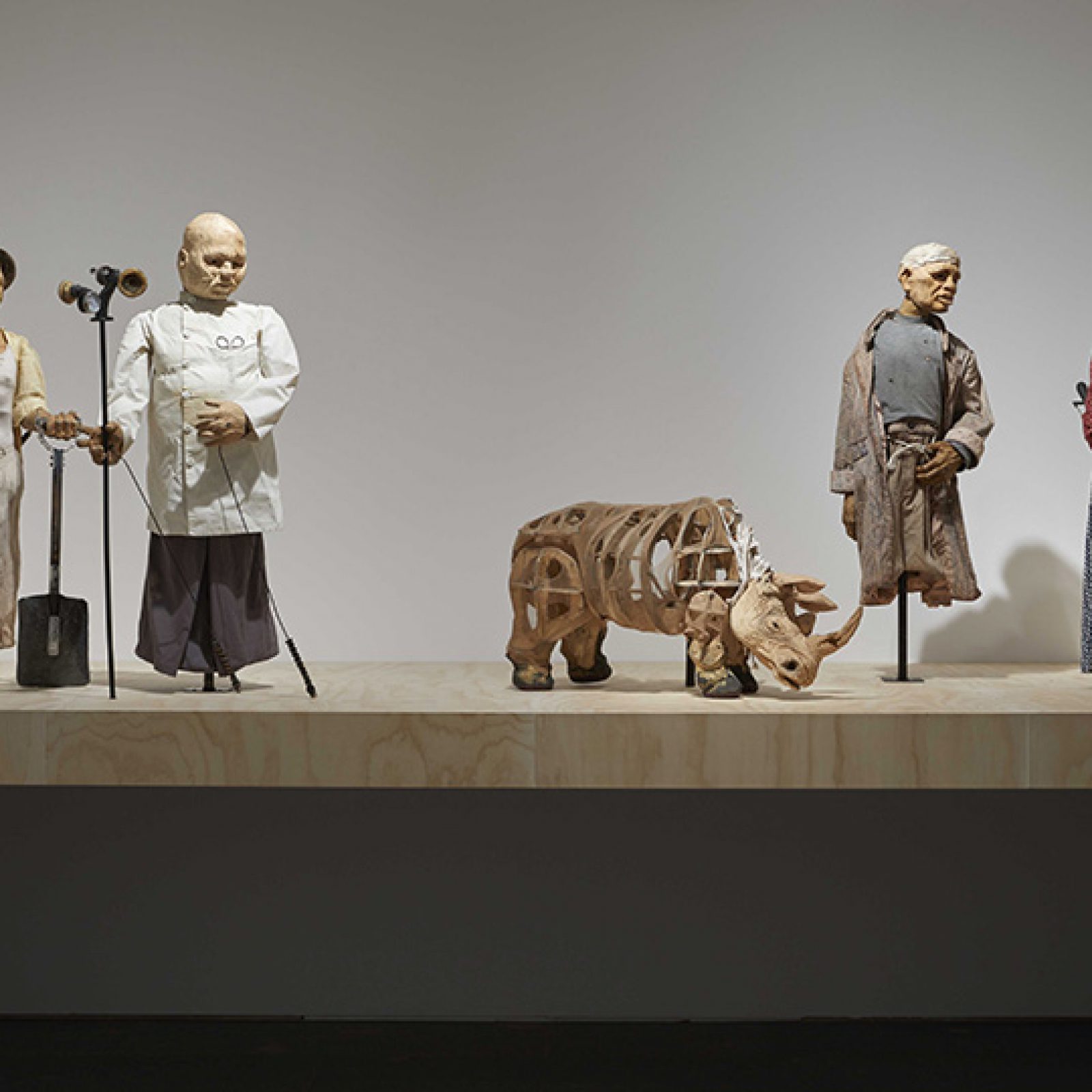 Marionetas para "Woyzeck on the Highveld" (1992), parte de la muestra Basta y sobra de William Kentridge en el Museo Reina Sofía, Madrid. Foto: Joaquín Cortés/Román Lores, cortesía del museo.