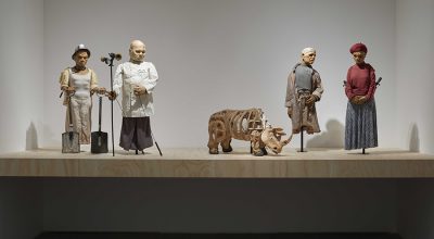 Marionetas para "Woyzeck on the Highveld" (1992), parte de la muestra Basta y sobra de William Kentridge en el Museo Reina Sofía, Madrid. Foto: Joaquín Cortés/Román Lores, cortesía del museo.