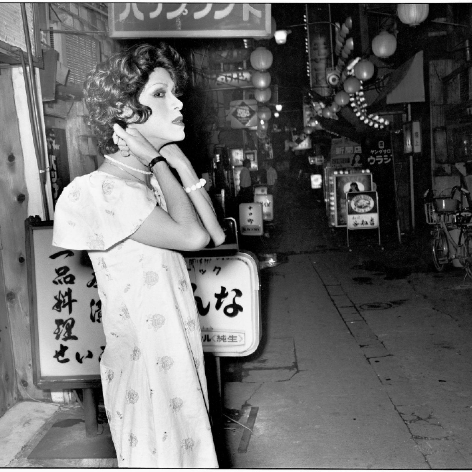 Seiji Kurata, Even though there's no sign of any customers... Cerca de Ikebukuro, Hikarimachi Ohashi, 1975. De la serie "Flash Up", 1975 -1979. Colección de Mark Pearson, Zen Foto Gallery