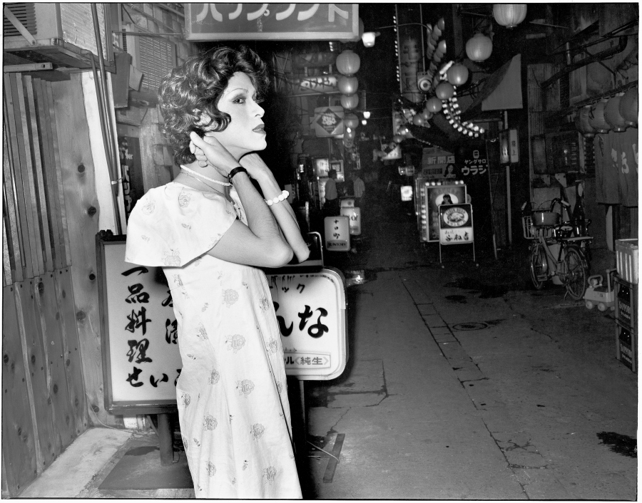 Seiji Kurata, Even though there's no sign of any customers... Cerca de Ikebukuro, Hikarimachi Ohashi, 1975. De la serie "Flash Up", 1975 -1979. Colección de Mark Pearson, Zen Foto Gallery