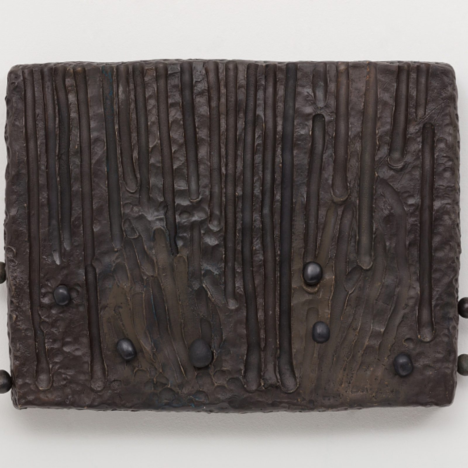 Erika Verzutti, Witch, 2018, bronce, piedras y arcilla polimérica, 45 x 59 x 10 cm. Edición de 3 + 2 PA. Cortesía: Andrew Kreps Gallery
