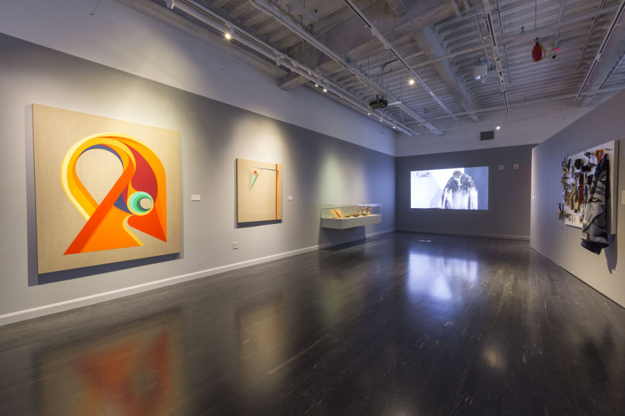 Vista de la exposición "A Decolonial Atlas: Strategies in Contemporary Art of the Americas", en The Tufts University Art Galleries, Medford, Massachusetts, EEUU, 2018. Foto: Stewart Clements
