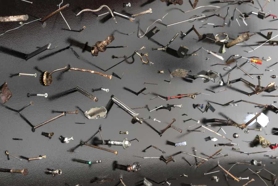 Carlos Rivera, Suelo Cielo Santiago, 2018. Pieza lacada negra intervenida con objetos encontrados en el suelo de Santiago, 105 x 75 cm. Cortesía del artista.