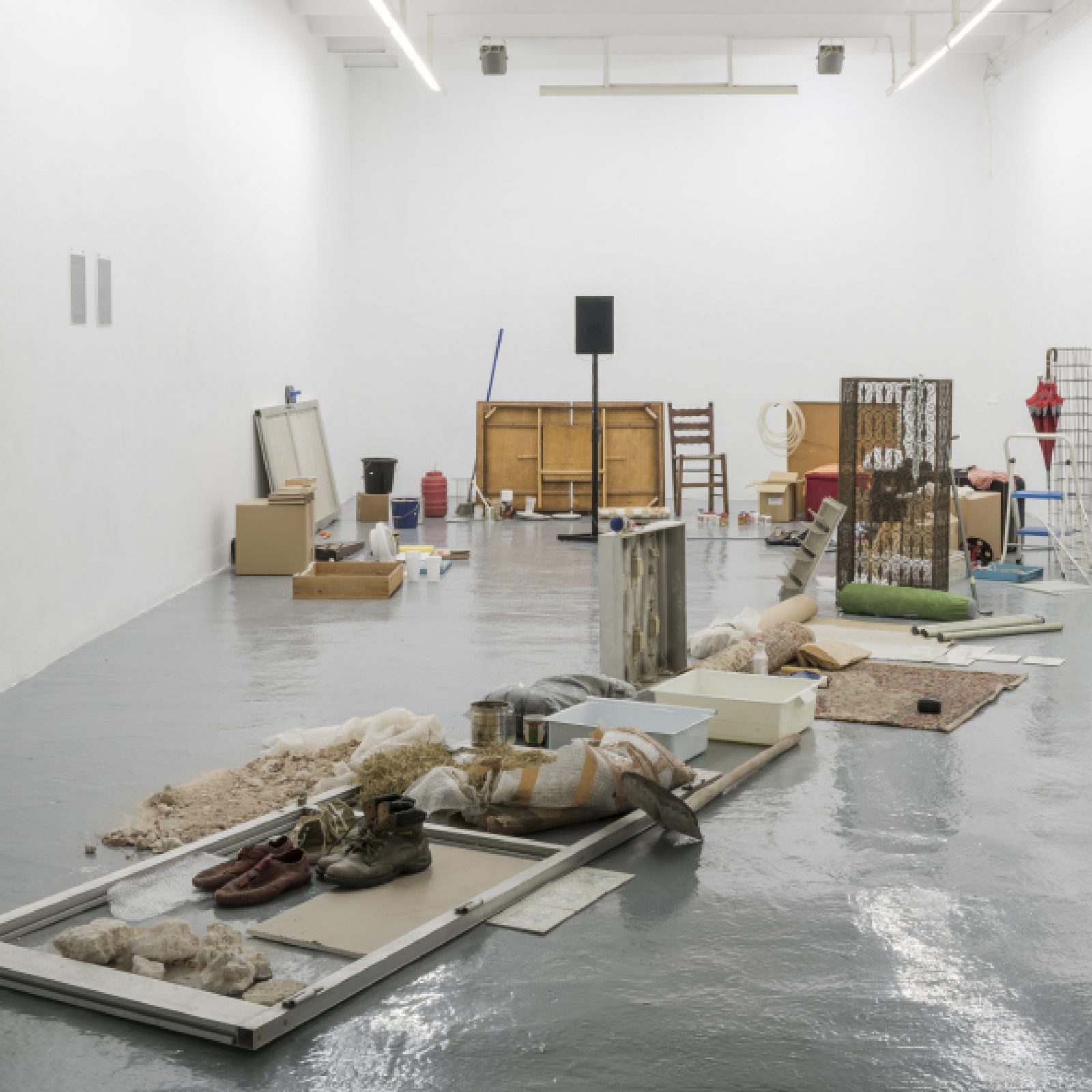 Vista de la muestra Memoria Selectiva de Adrián Melis en ADN Galería, Barcelona. Foto: cortesía de la galería.