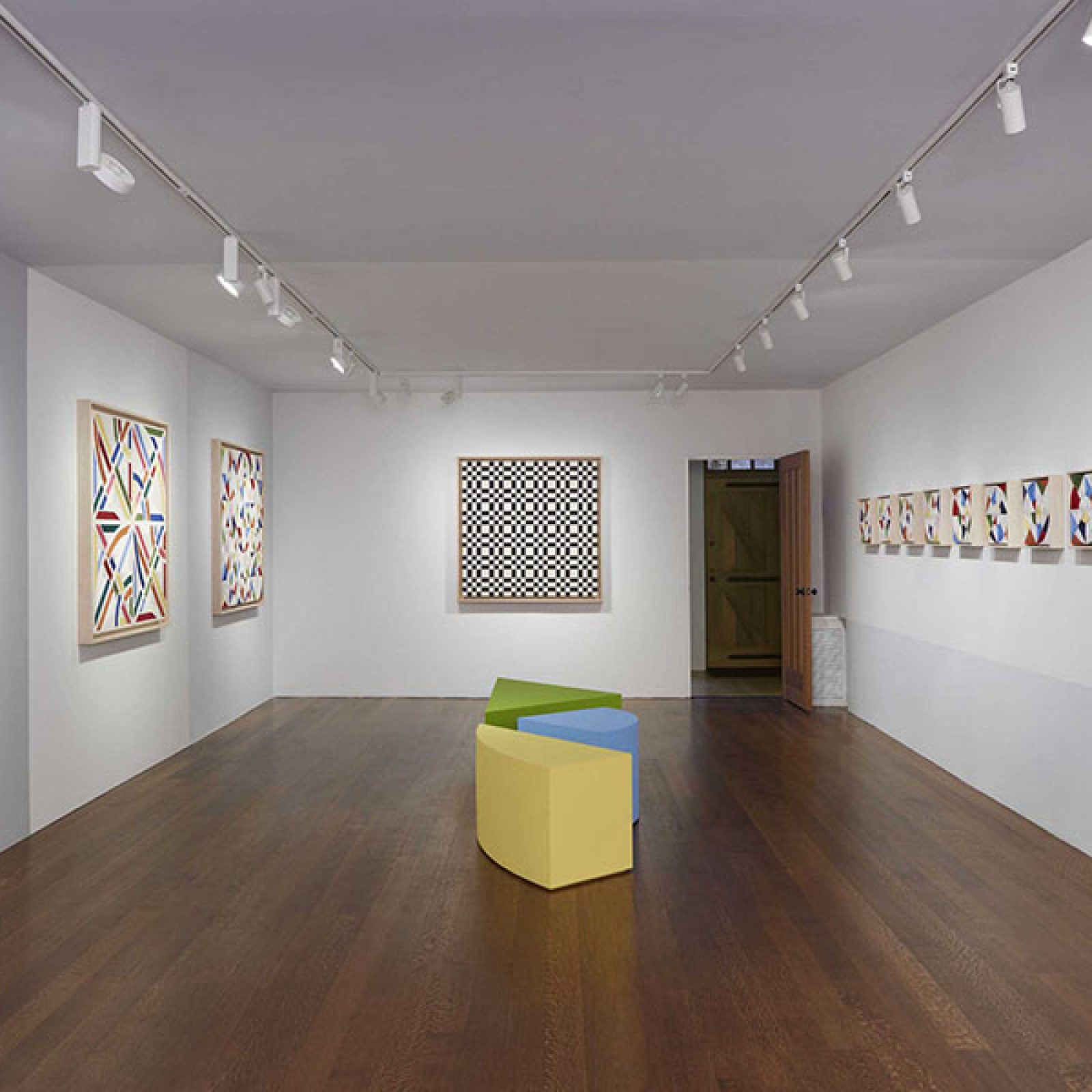 Vista de la muestra Cosmos Within a Cosmos de Eduardo Terrazas en la galería Timothy Taylor, Nueva York. Foto: Matthew Kroening, cortesía de Timothy Taylor London/New York.